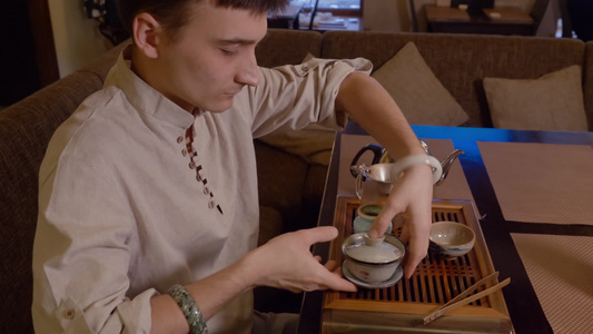 在仪式期间在茶盘上准备传统日本茶的男子视频