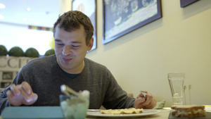 男人在咖啡馆里吃饭26秒视频