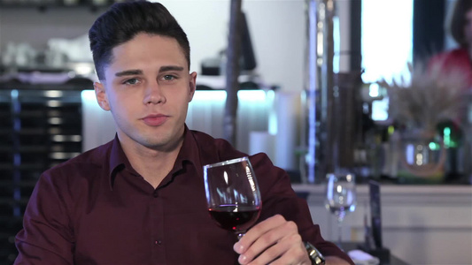男人在餐厅喝葡萄酒视频