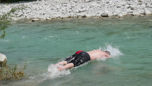 一个人在河里潜水游泳视频