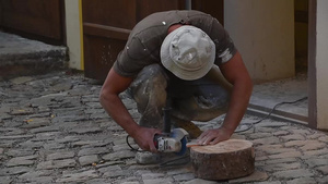 男子用研磨机切陶瓷瓷砖9秒视频