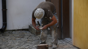 男子用角研磨机切陶瓷瓷砖9秒视频