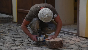 男子用研磨机切陶瓷瓷砖8秒视频