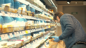 男子在超市中选择奶制品产品30秒视频