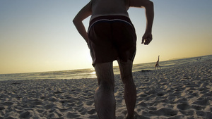 人类在沙滩上奔向海日落慢动作30秒视频