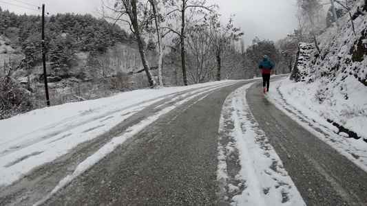 在冬季在农村公路的冷水上慢跑积极行人视频