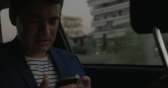 男人在车里用智能手机视频