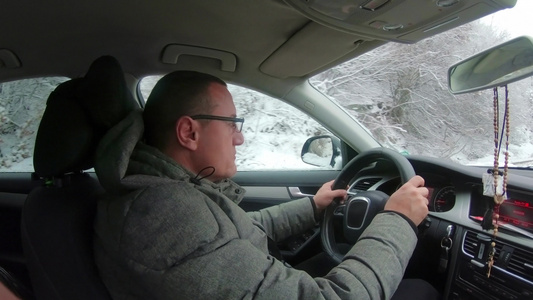 冬季英俊男子驾驶豪华轿车的肖像视频