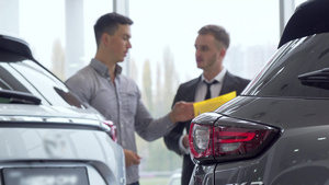 男性客户与汽车经销商交谈10秒视频