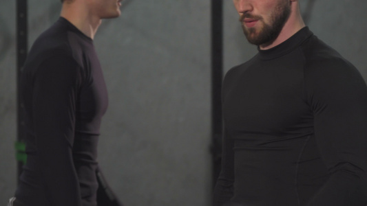 在健身房用长胡子肌肉男举重的一针视频
