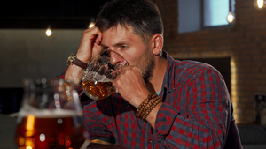 一个人在酒吧喝着酒的男人17秒视频