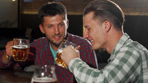 两位男性朋友在酒吧喝啤酒9秒视频