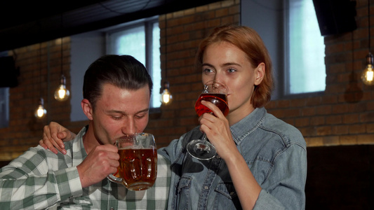 快乐的情侣在本地酒吧喝杯啤酒聊天视频