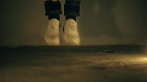 穿着白色运动鞋和黑色脚踝重量的双腿近距离合拍并跳过16秒视频
