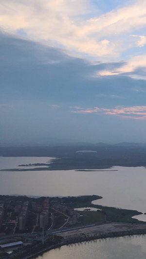 航拍风光城市夕阳落日晚霞余晖天空下的湖景风景全景素材城市建设41秒视频