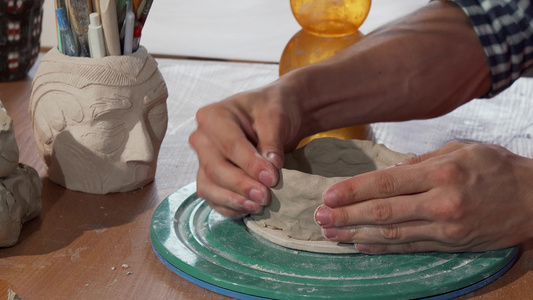 陶瓷艺术家塑造粘土在他的工作间创造碗碗视频