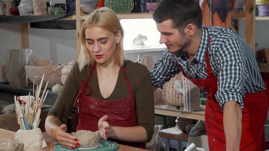 年轻夫妇在陶瓷车间享受与粘土一起工作视频