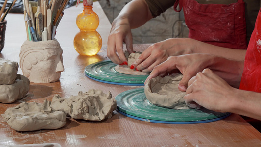 在陶瓷工作室从事泥土工作的专业陶艺员视频
