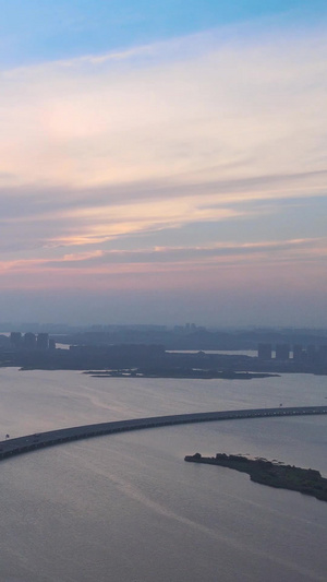 航拍风光城市夕阳落日晚霞余晖天空下的湖景风景全景素材天空空镜41秒视频