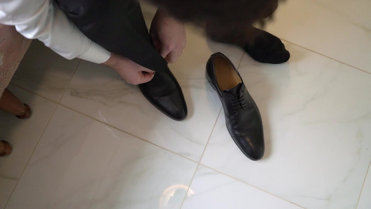 男人穿上鞋子和鞋带视频