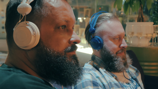 戴耳机的胡须男子享受音乐视频