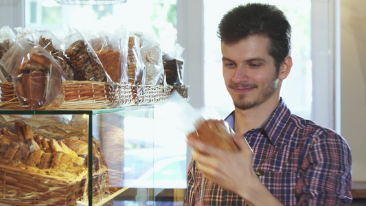 在面包店买饼干的有吸引力的年轻人视频