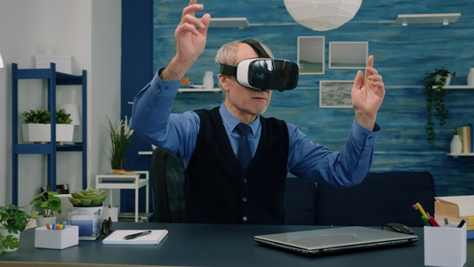 高级男子在客厅里使用虚拟现实护目镜视频