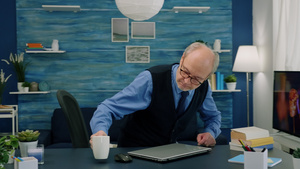 男人在家用笔记本电脑办公和喝咖啡15秒视频