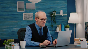 男人在家用笔记本电脑办公和喝咖啡13秒视频