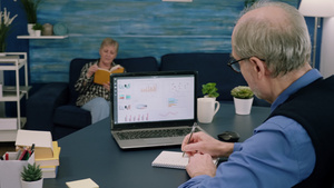 疲惫的老年企业家从笔记本电脑上检查图形10秒视频
