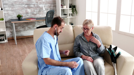听男护士听到老妇人心脏用听诊器跳动视频