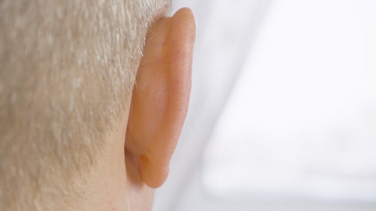 男性头部和吃后视线有灰发的成年男子在耳后移动耳朵后视频