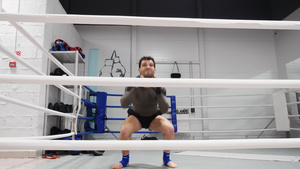 男性在拳击台上热身训练13秒视频