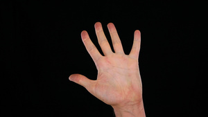 男性用手在黑背景上数五指手势概念11秒视频