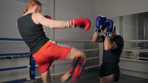 男性拳击手在拳击台上训练腿部打击8秒视频
