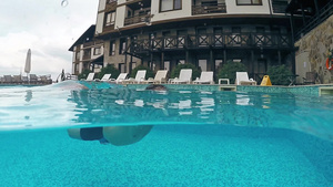 在豪华的维拉游泳池里游水高极圆顶半水下风景慢动作19秒视频