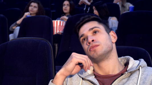男人在电影院很无聊视频
