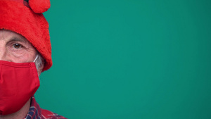 红面罩和圣诞老人帽子的成熟男子肖像看着摄影机9秒视频