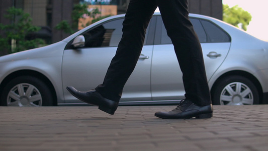 穿黑鞋的紧紧男性双腿视频