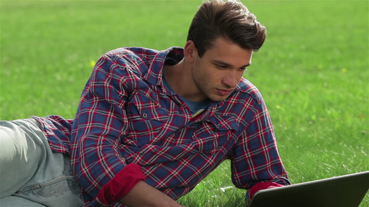 男性使用笔记本电脑在花园休息视频
