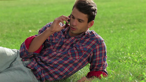 男人在草地上打电话23秒视频