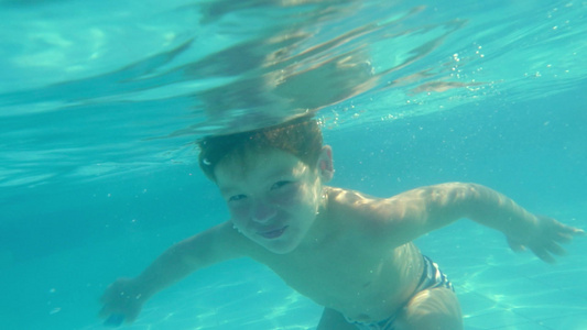 男孩在游泳池水下游泳视频