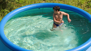 在炎热的夏日在户外游泳池里玩得开心12秒视频
