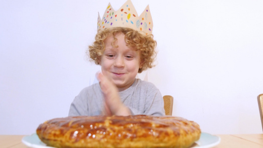 金发小男孩吃国王蛋糕视频