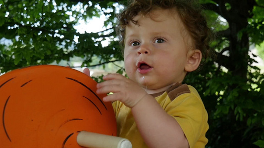 一个小男孩在外面玩的肖像视频