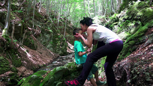 母亲拥抱儿子在森林中交流情感14秒视频