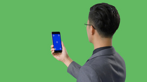 4k绿幕蓝幕合成男性看手机6秒视频
