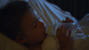 男孩睡觉前喝牛奶8秒视频
