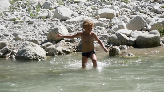小金发男孩在河里玩视频