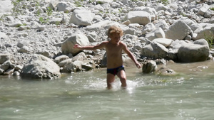 小金发男孩在河里玩40秒视频